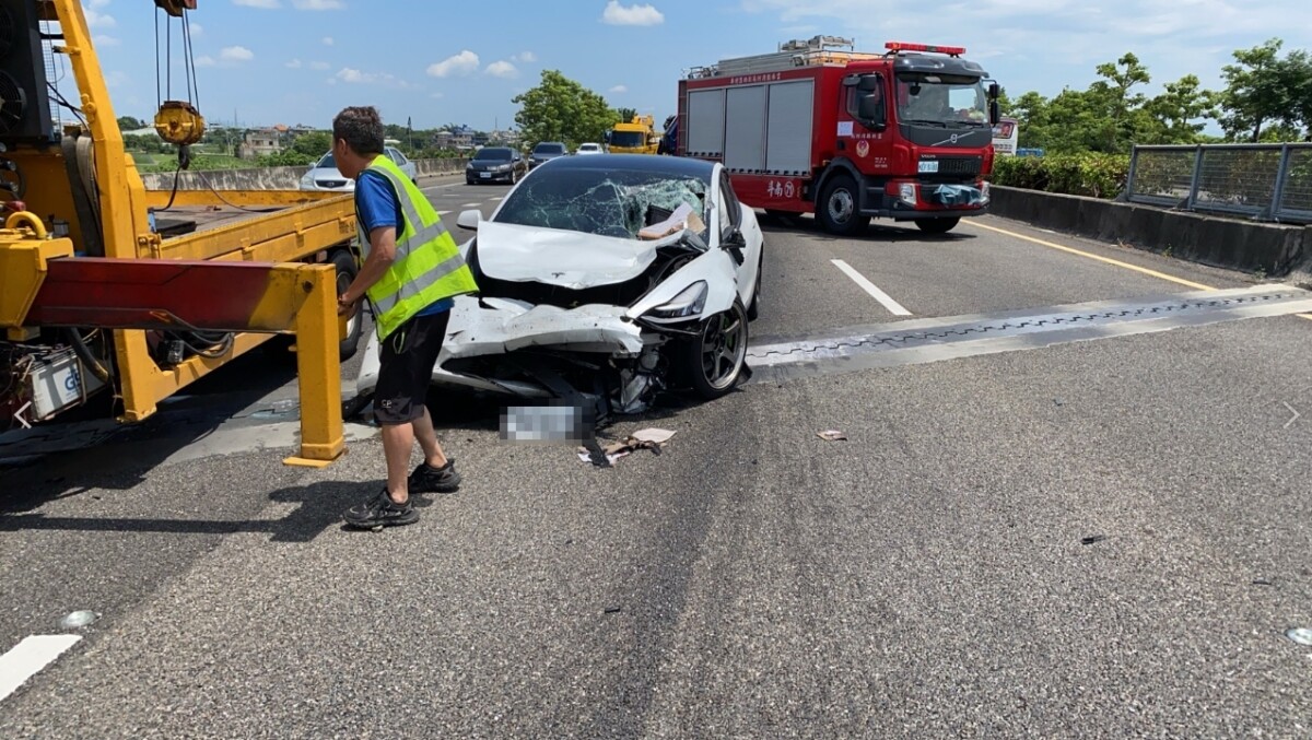 國1南下驚傳車禍！小貨車撞特斯拉　2男受傷送醫