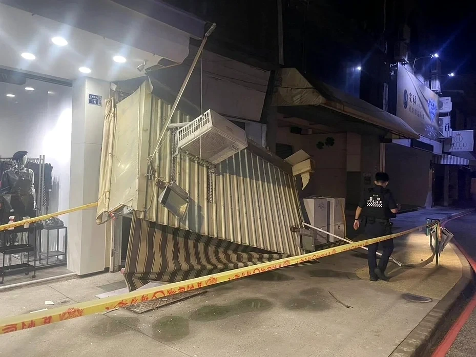 雨棚突「轟」一聲垮了！高雄玉竹商圈冷氣室外機險墜