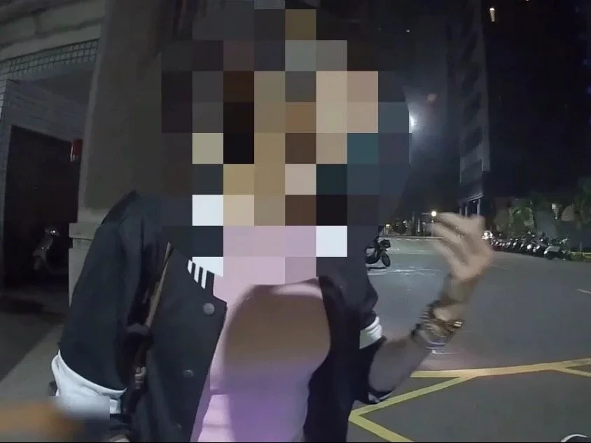 逆向騎車險撞警車！高雄女辯「已戒毒」　快篩陽性再搜出安非他命