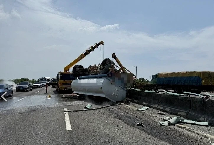 國1下營化學槽車翻覆！司機臟器外露亡　雙氧水驚傳外洩