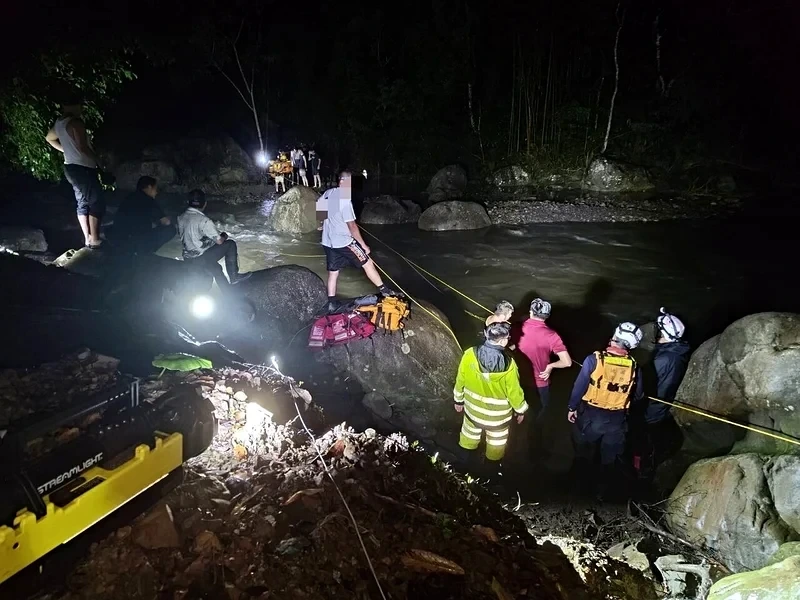 拉拉山午後雷雨釀溪水暴漲！2天18人受困　消防急救脫險