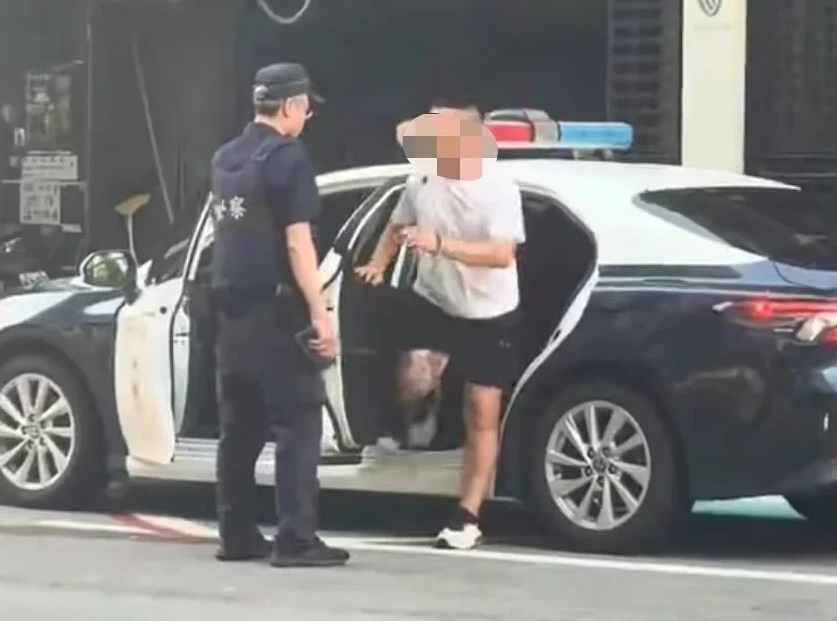 扯爆！醉男把警車當白牌車「開門就坐」　闖後座拍片「笑警察」