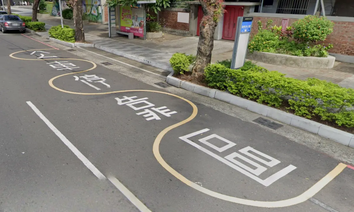 第一次看到！高雄公車停靠區畫S型　背後用途讓人長知識