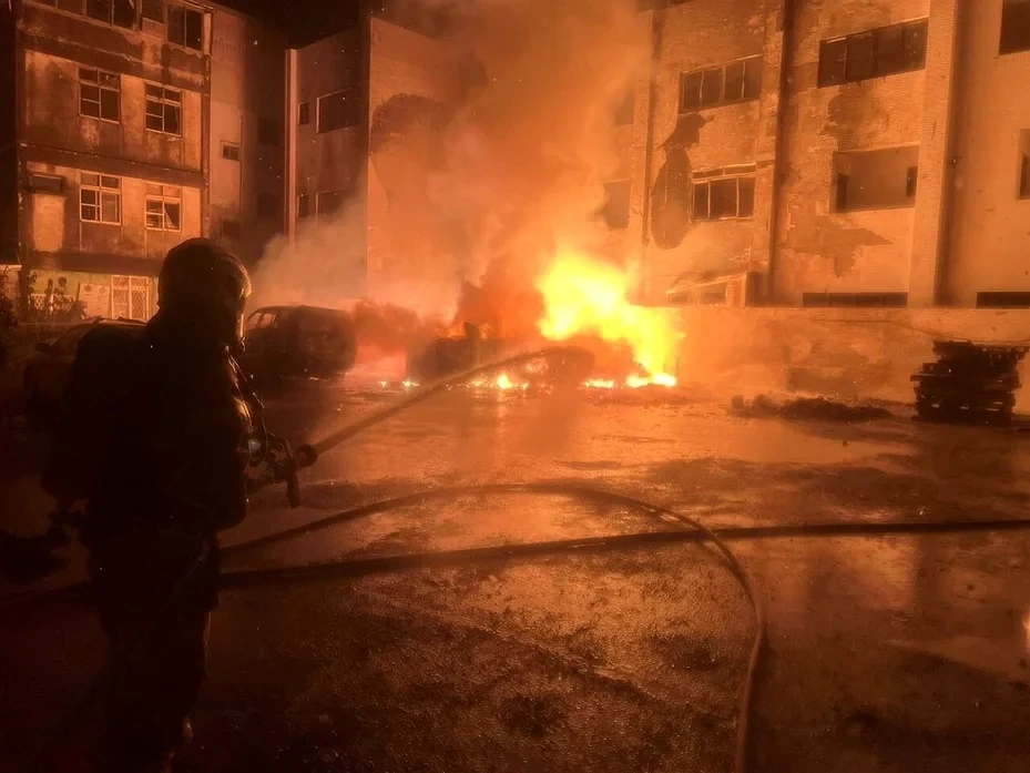 台南安南凌晨驚天爆炸！13人受傷8宅20車遭波及　火光衝天