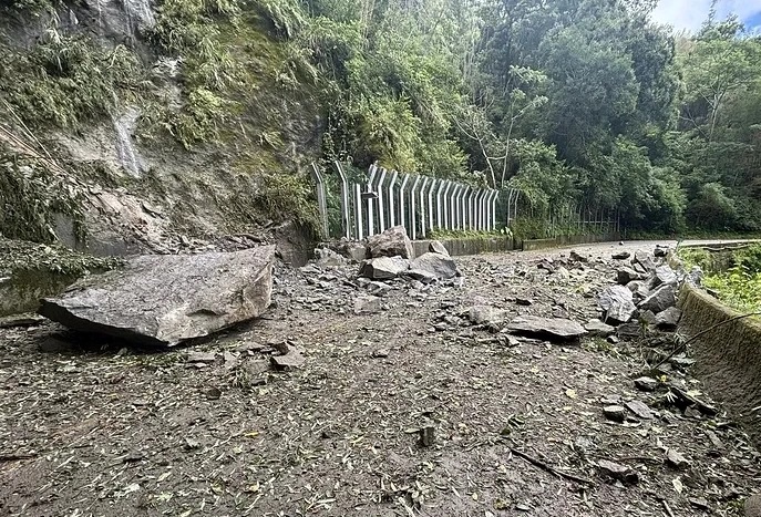 阿里山公路連2天坍方！台18線巨石崩落　網驚「柏油被砸洞」