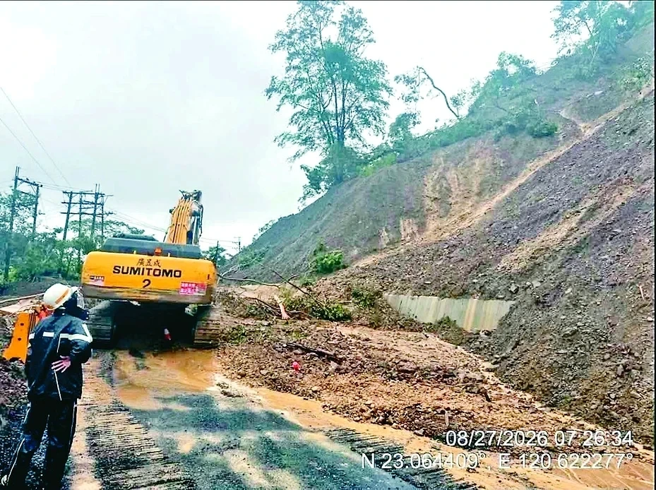 高雄南橫接連坍方驚險畫面曝　瓦筏哈橋遭沖刷引道驚見懸空居民憂安全