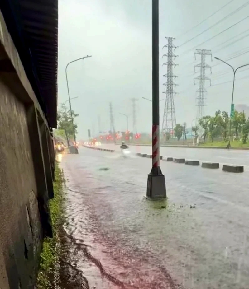 高雄小港上班族崩潰！沿海路強降雨變水路　機車陷積水網酸：下次帶船來