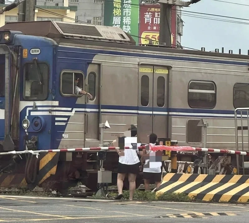 狗跑進軌道母女跟著闖！區間車急煞畫面曝光引眾怒
