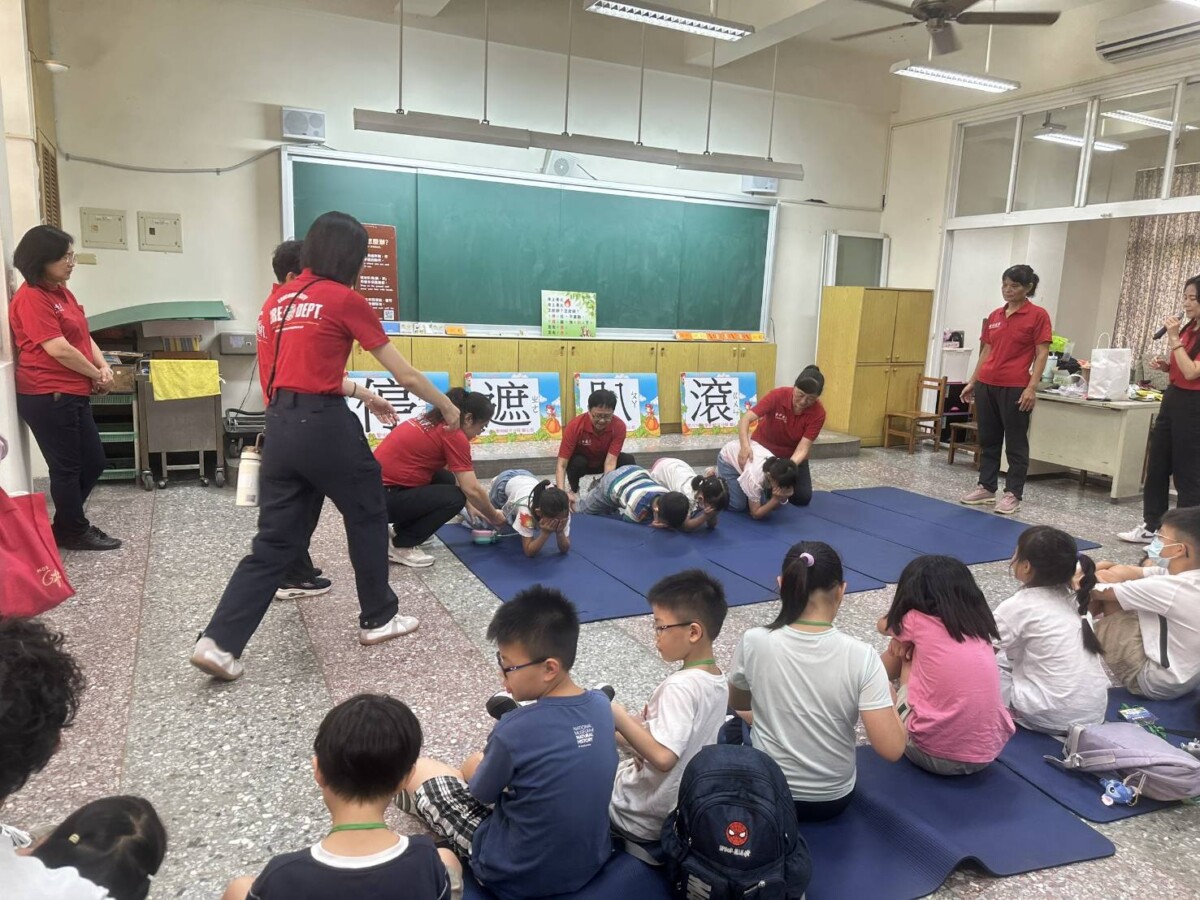 ▲參加學童熱情參與宣導活動，親身體驗防災常識。(圖/記者顏淑娟翻攝)