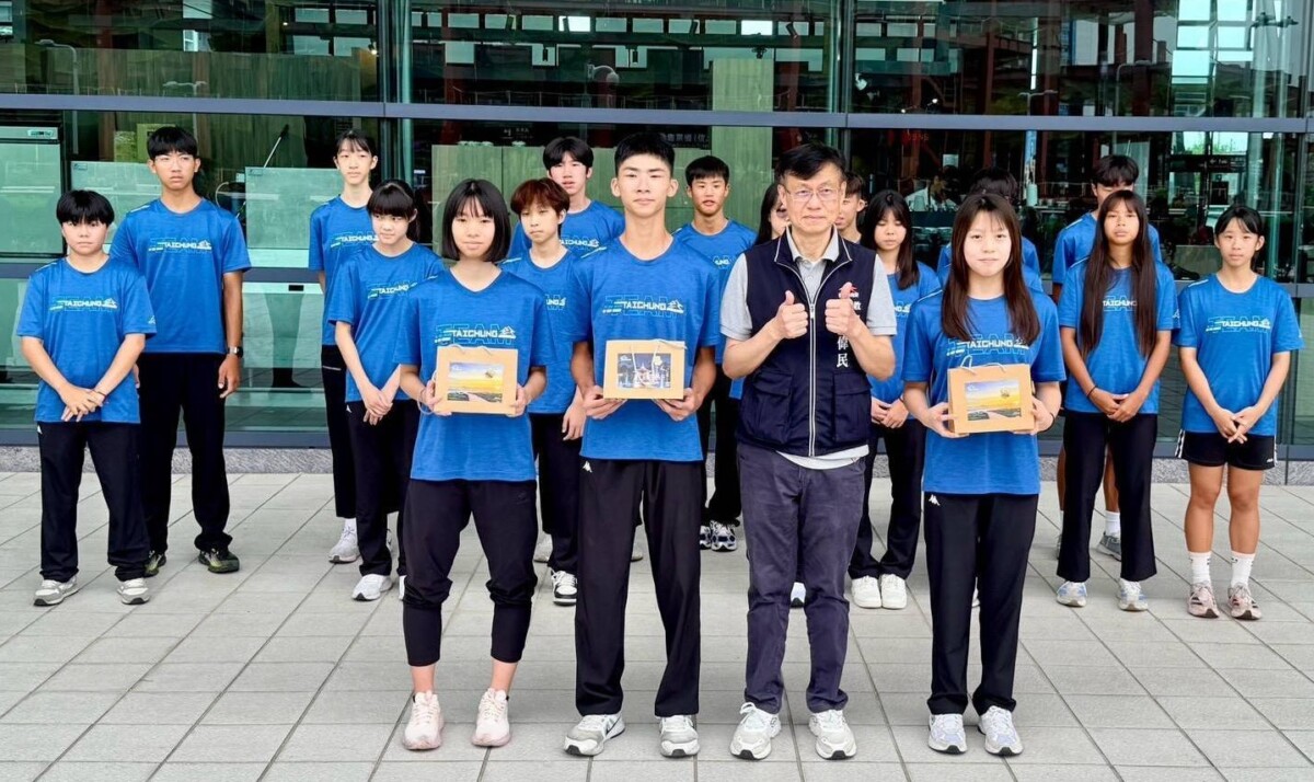 ▲選手代表受贈客製徽章，化身台中城市特使。(圖/記者顏淑娟翻攝)