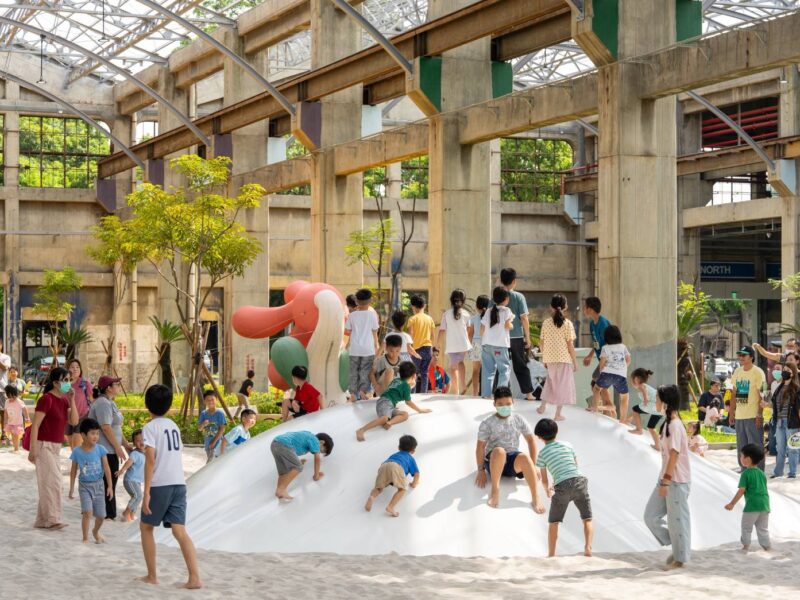 獨家／氣墊遭玩到「消風」！高雄親子樂園人潮爆量　部份設施出現失控遊客