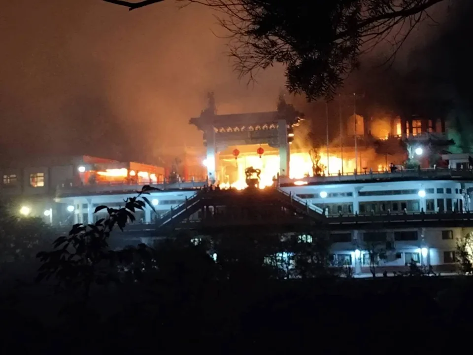 台北指南宮凌霄寶殿驚傳火警！22消防車85人火速灌救
