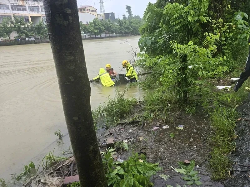 高雄70歲婦人驚傳池塘落水亡　戴安全帽漂浮水面