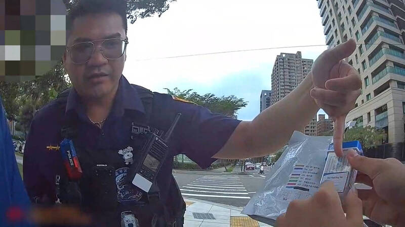 毒駕男邊抽菸邊蛇行！見警急秀戒毒證明仍露餡　最高重罰13.8萬元
