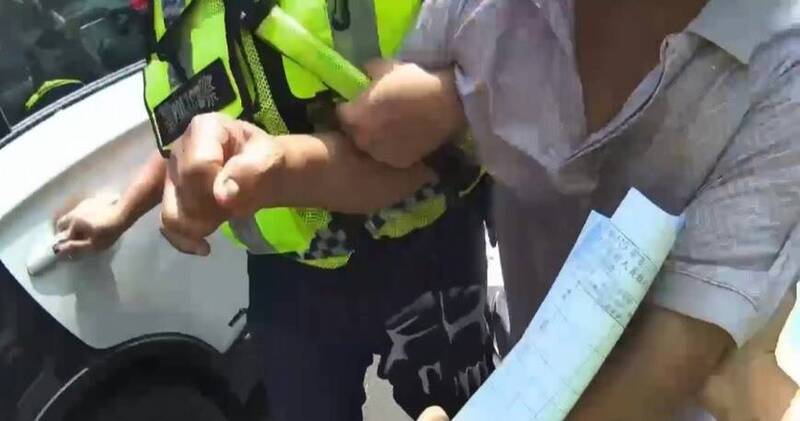 高雄8旬翁防空演習拒避難　怒喊「路不是警察的」遭帶回法辦　最高恐挨罰15萬元