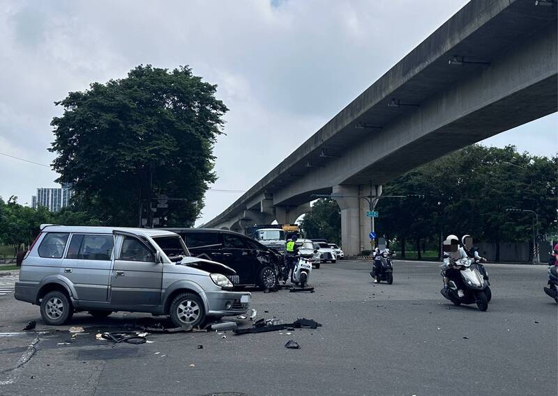 高雄楠梓高楠公路驚傳猛烈對撞！車頭全毀碎片四散　3人掛彩
