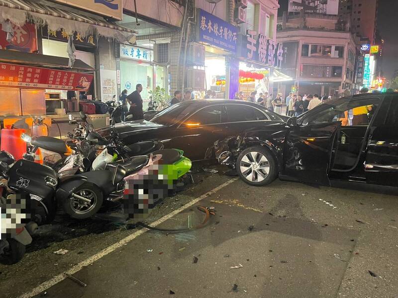 特斯拉「極速傳說」高雄光華夜市驚魂記 變電箱、電線桿全遭殃 數輛機車、賓士也難倖免
