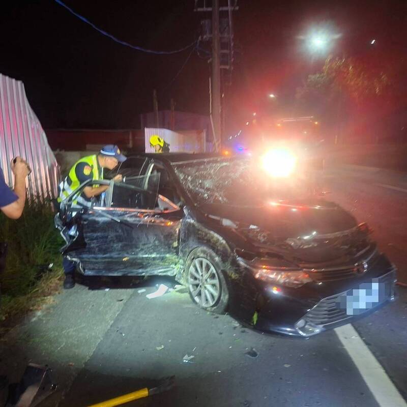 高雄27歲男凌晨自撞電桿！車頭全毀受困搶救仍不治