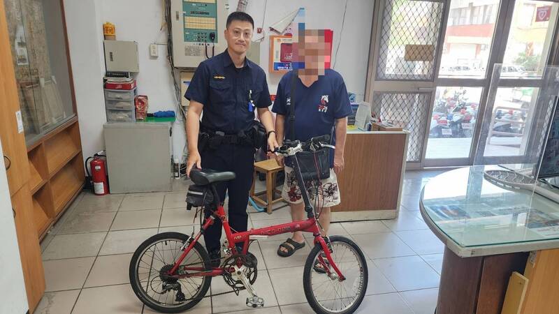 83歲老翁偷2萬元折疊車！竟騎過派出所　高雄女警一眼認出當場逮人