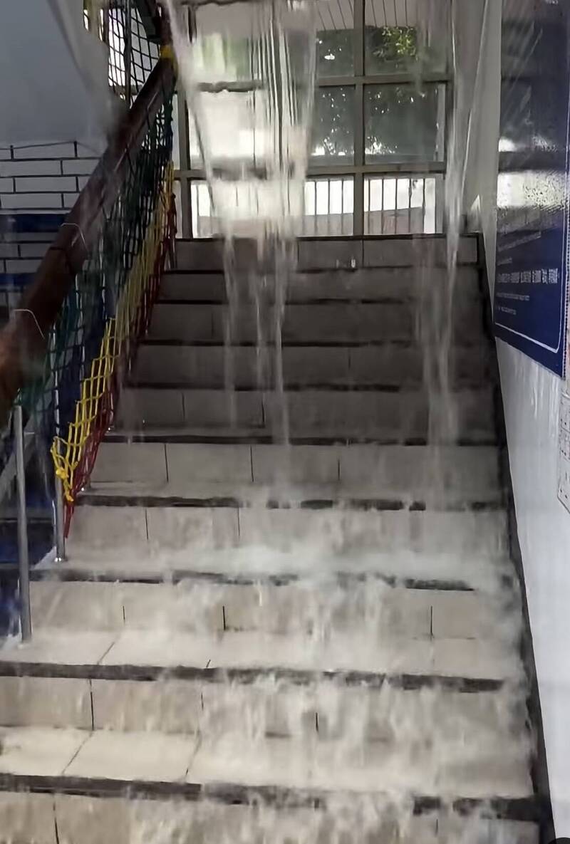 新明國小游泳池變身「十分瀑布」？大量階梯瀑布狂洩 網驚呆：水濂洞現形