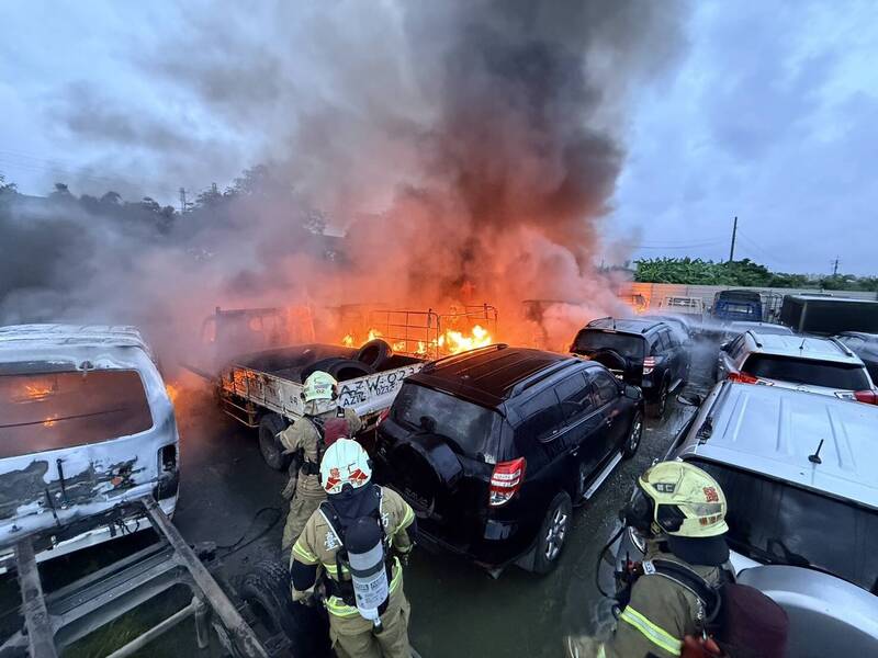 台南歸仁廢車場清晨爆火！烈焰沖天燒毀70輛廢棄車