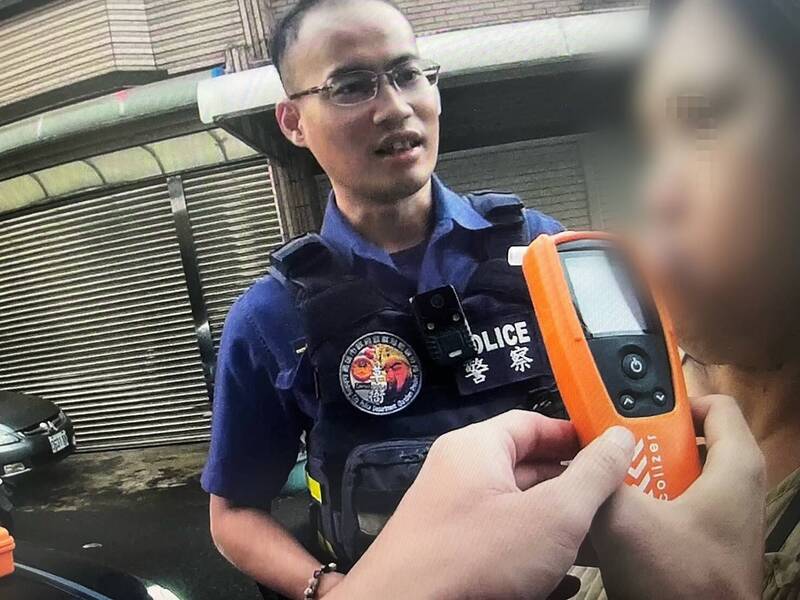高雄63歲婦人酒駕被攔超失控！突然摸警大腿還狂喊「愛你愛你」