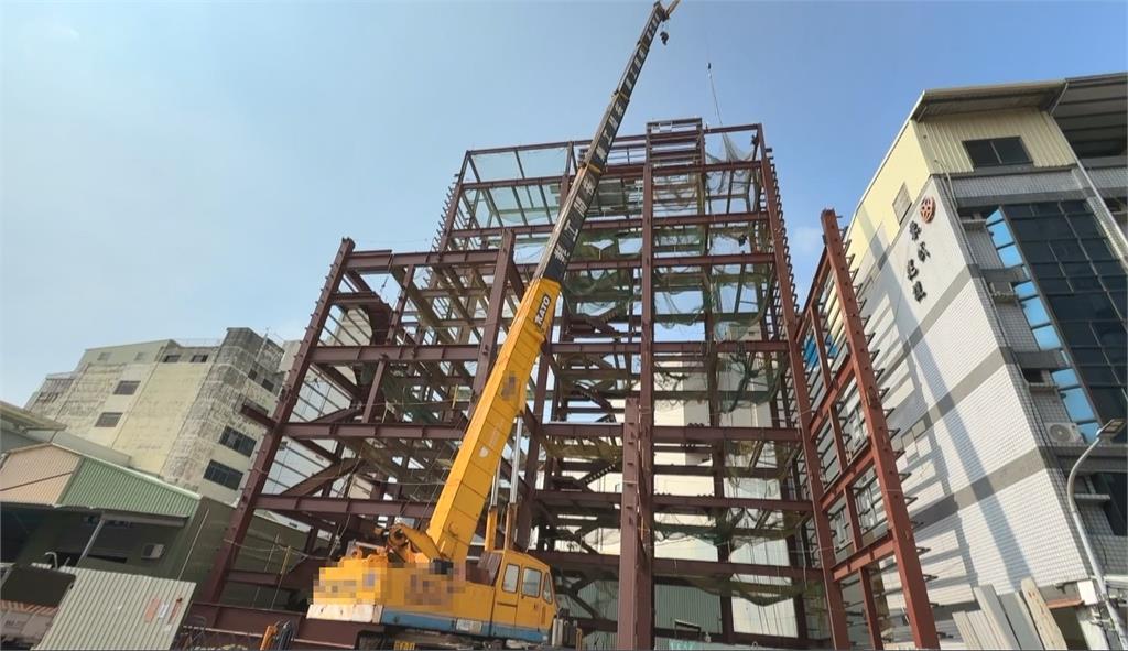 吊車吊臂橫跨馬路嚇壞路人！高雄工地下班竟未收　工務局重罰9萬勒令停工