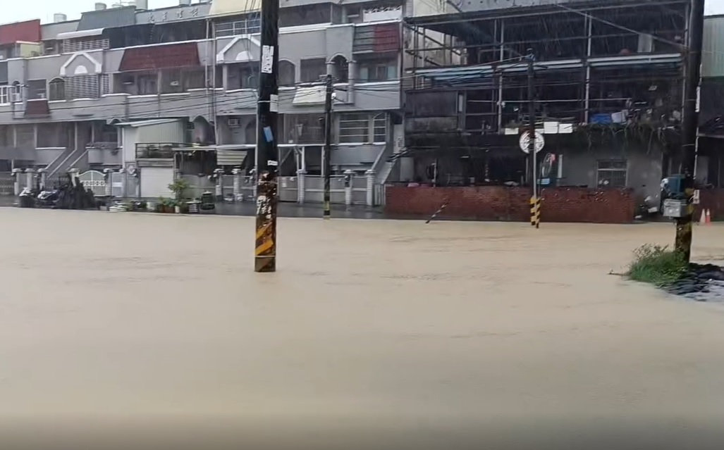 高雄豪雨狂炸大寮！多路段淹成汪洋　居民苦喊：又來了