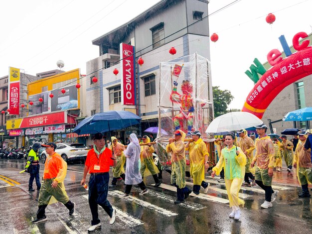 千人冒雨踩街迎大士！嘉義年度盛事登場　大士爺神尊也穿雨衣