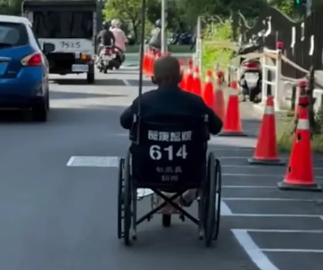 不老騎士「飆車神器」速度比機車快？高雄長輩坐醫院輪椅飆上路
