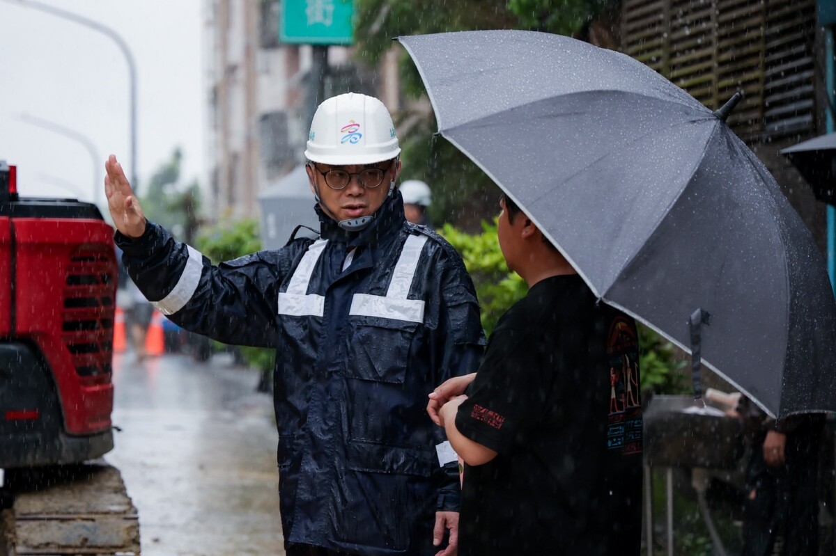 豪雨過後持續關注災情　賴瑞隆親赴小港松富街勘察　爭取中央挹注強化防災韌性