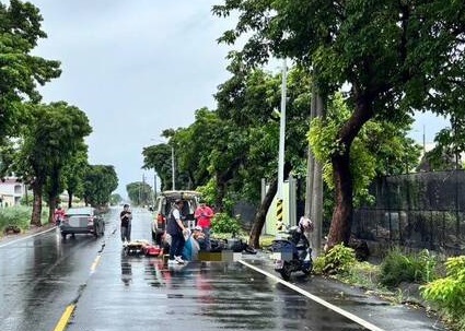 雨天驚傳自撞！19歲女大生騎車撞燈桿　OHCA搶救