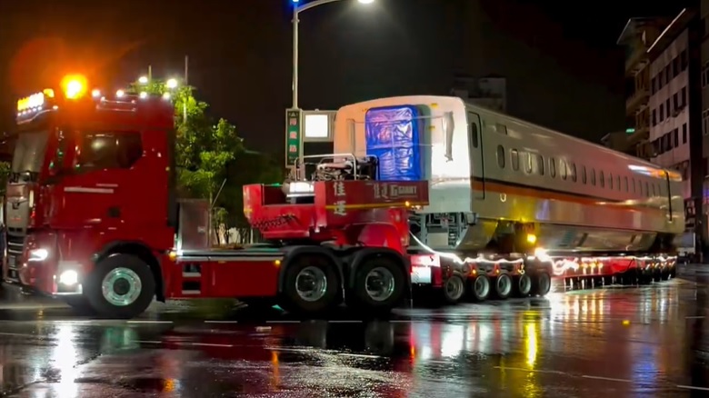 高雄深夜驚見龐然大物！高鐵「新世代列車」夜間大搬家　司機神技巧全網狂讚：太震撼！
