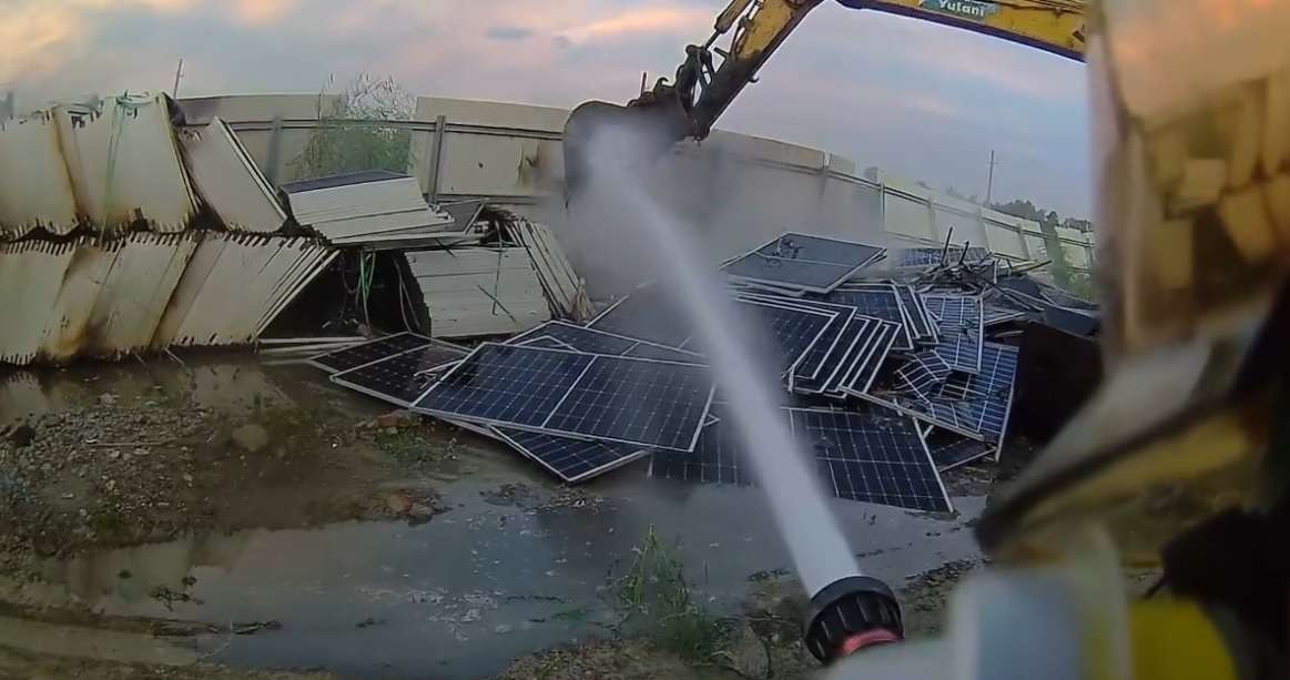 臺南七股廢棄物狂燒！太陽能板陷入火海 消防緊急派怪手救援