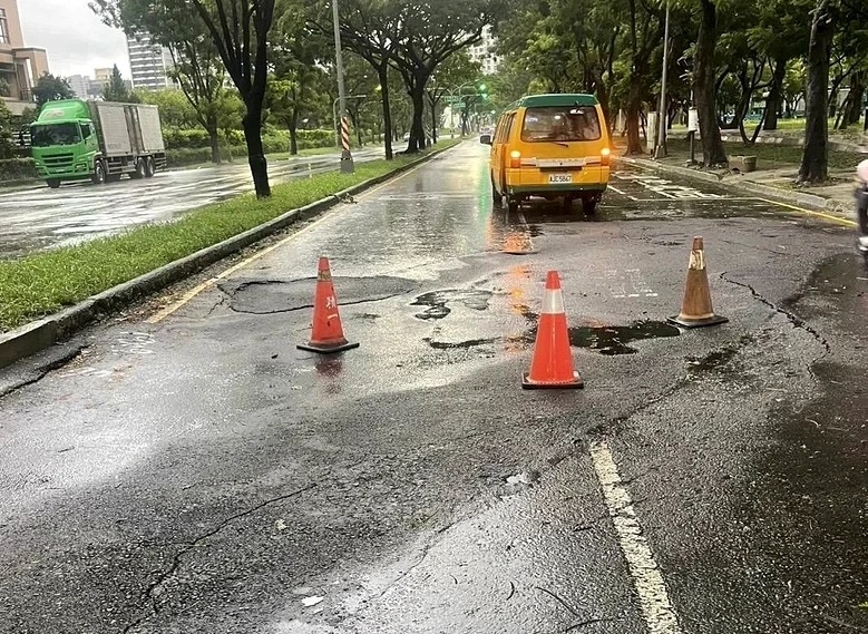 高雄連日豪雨狂炸！高大特區接連傳路塌　民眾驚呼地板被踩壞
