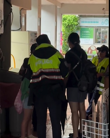 城鎮韌性演習爆衝突！母為游泳考試硬闖　當街怒吼警察　女兒被罵到崩潰