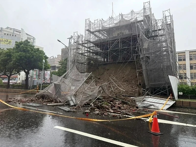 台南東門城「倒了」！暴雨沖垮國定古蹟修復工程居民嚇傻