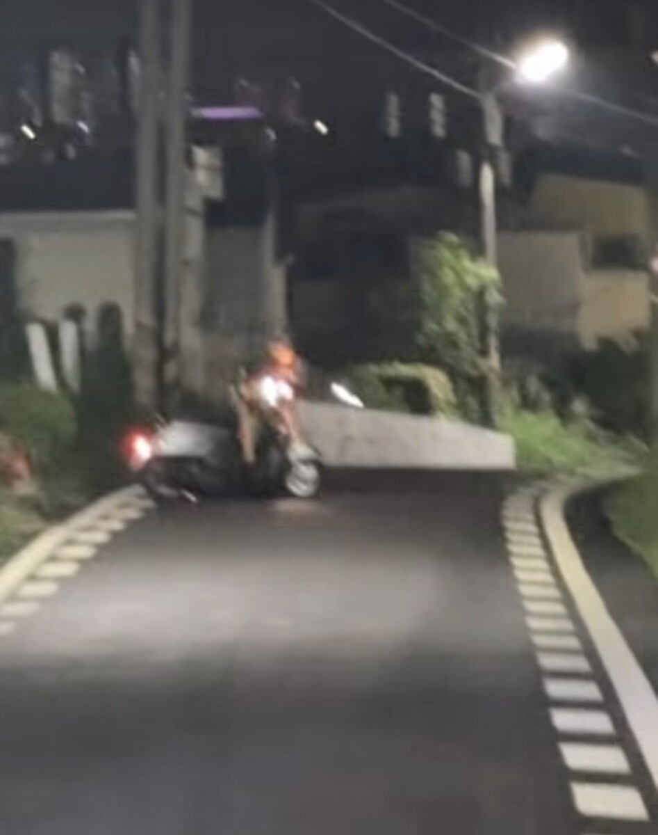 SQ08067 3水鹿夜闖道路　騎士險摔車