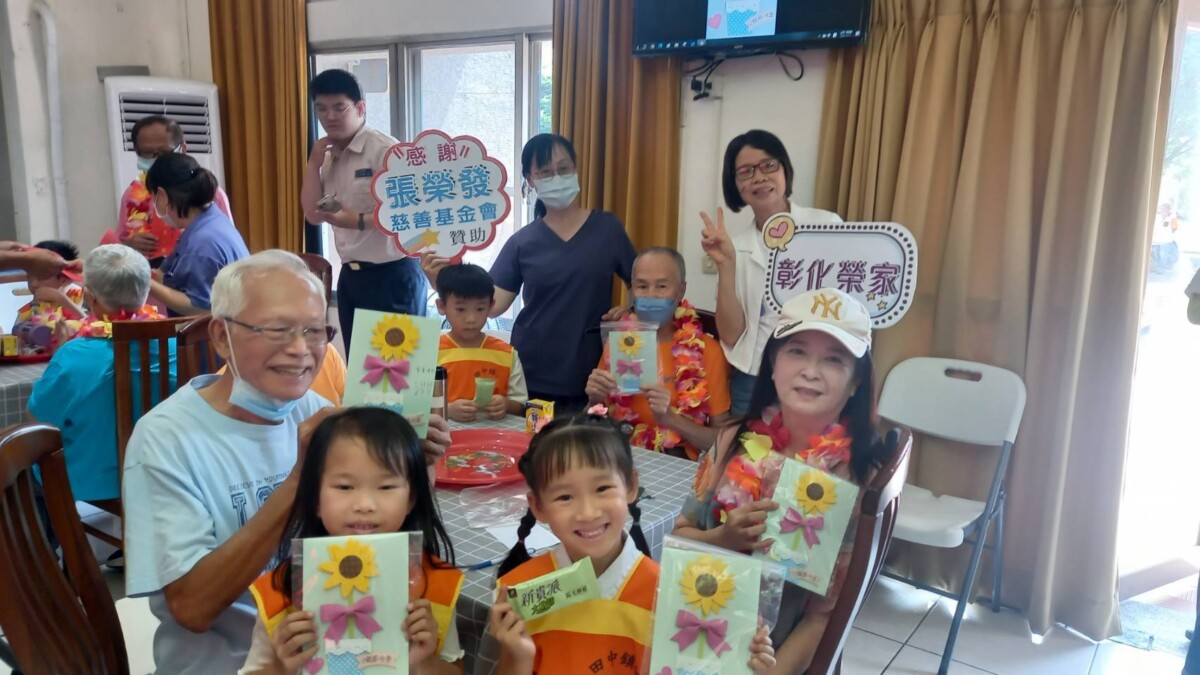 8位百歲人瑞收到了！萌娃手作卡片暖心送祝福