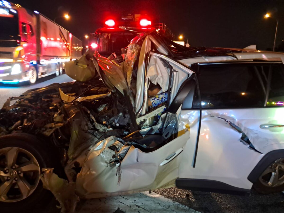國1南下彰化段3車追撞　自小客變形駕駛腿骨折