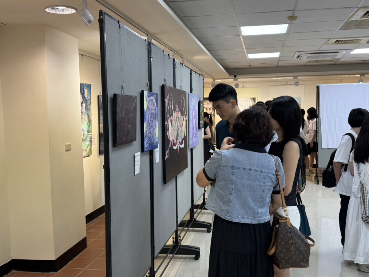 SQ08084 5員高17名美術生畢展登場