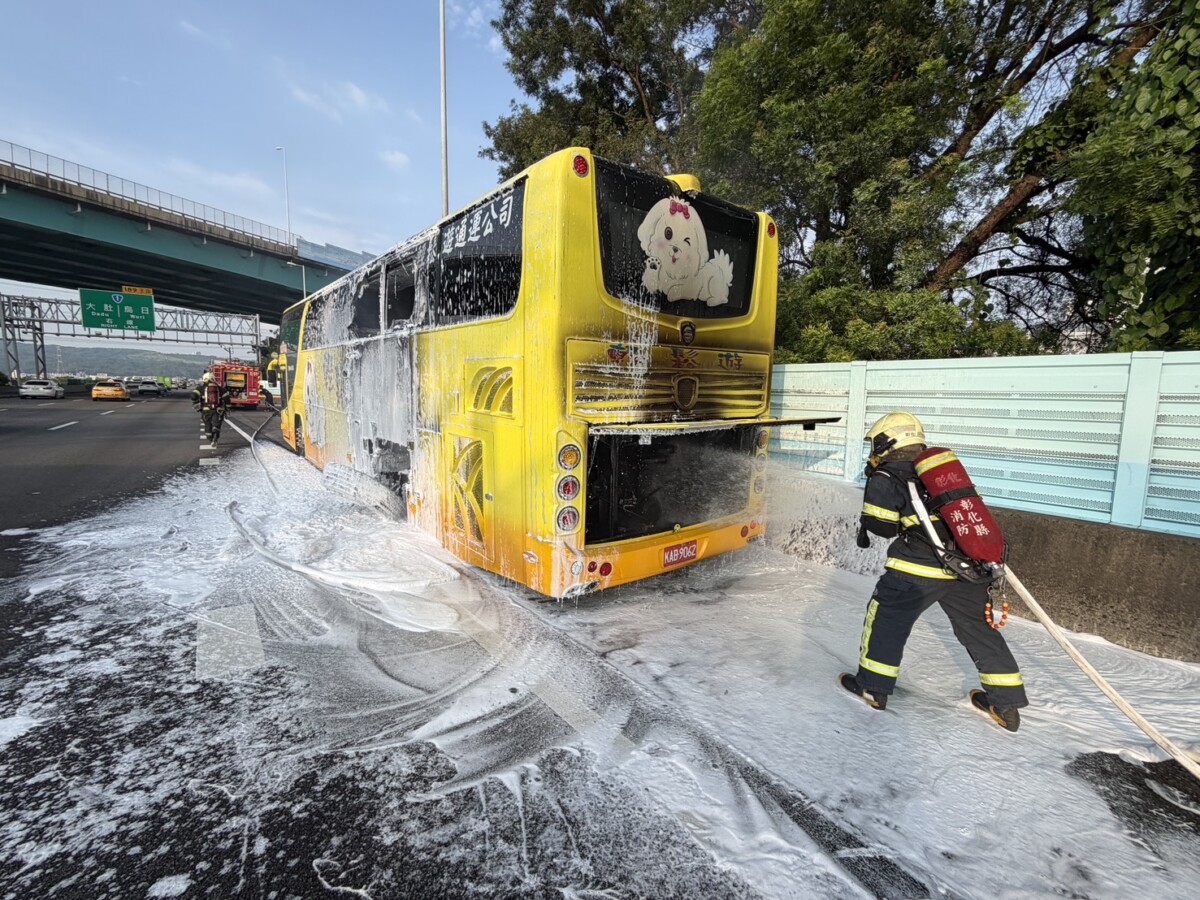 越南旅遊團遊覽車秒變火球！國1彰化段34人急逃