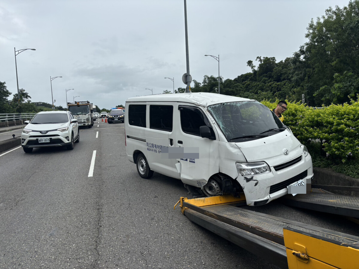 驚！花壇74甲廂型車突失控翻覆　駕駛疑昏厥