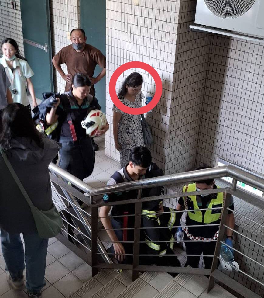 婦人搭電梯竟卡半空！受困50分鐘　脫困猛喝礦泉水