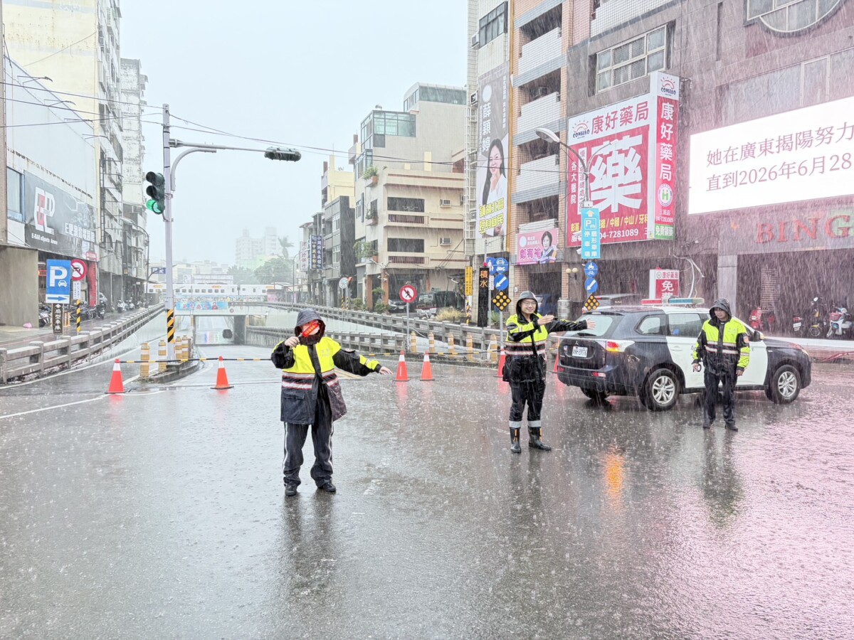 彰化市暴雨「像用倒的」！地下道自小客車受困