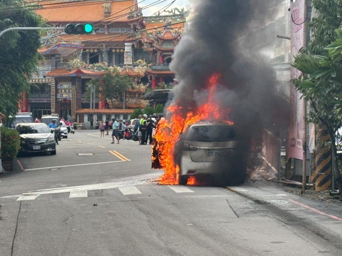 太驚險！轎車停紅燈突然起火　火舌竄5公尺