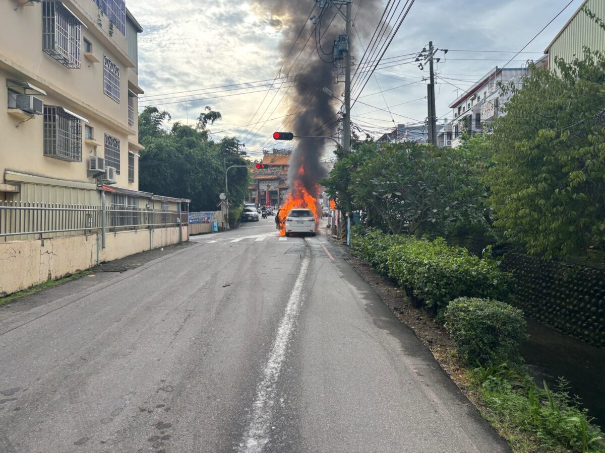 SQ08316 2轎車停紅燈突然起火