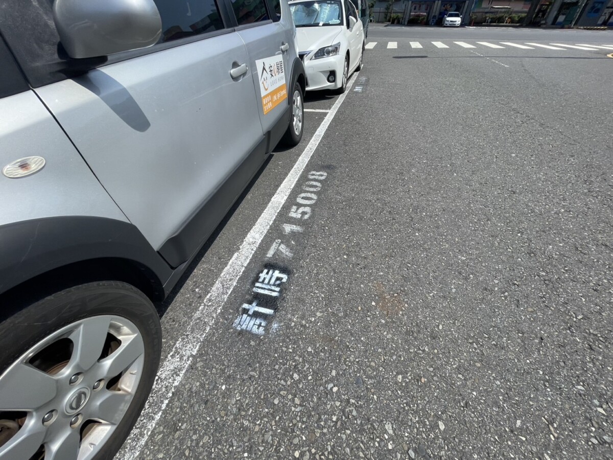 地上寫計次卻按時計費！高雄停車格誤導民眾　車主怒轟：根本騙錢搶錢