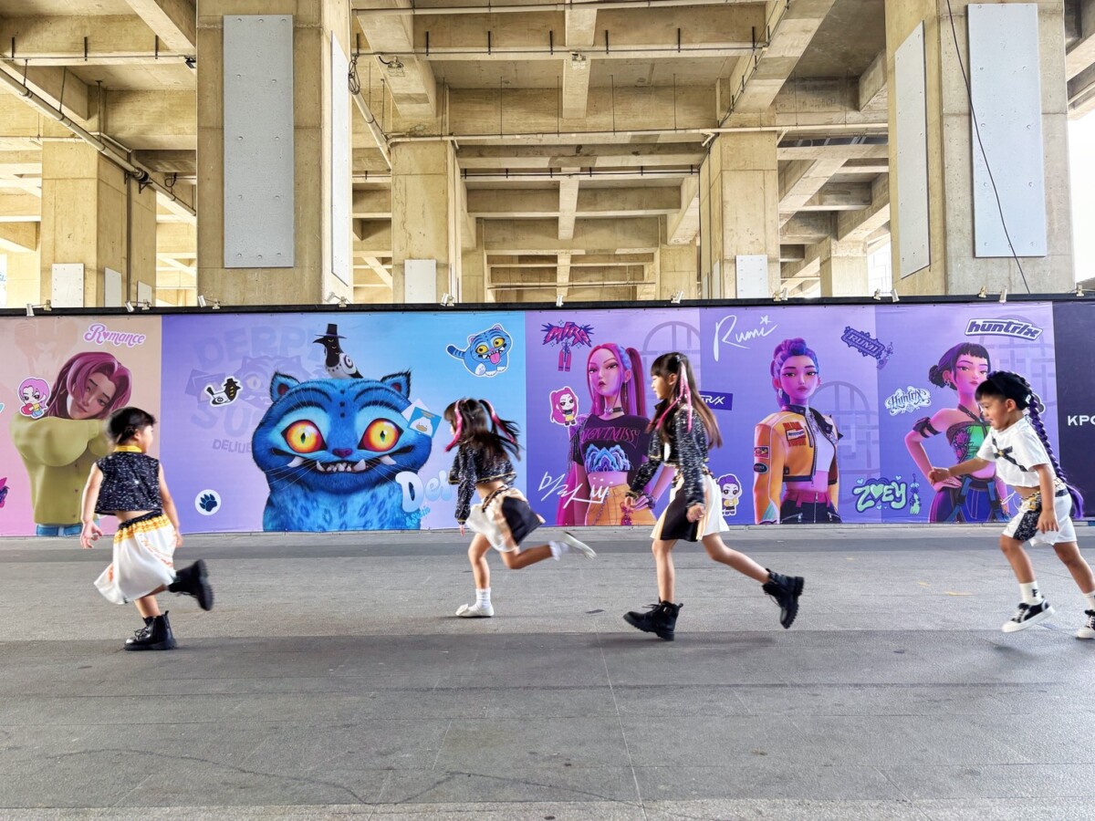 獵魔女團快閃店攻台中！百年車站變身打卡聖地　破百款限定周邊開搶