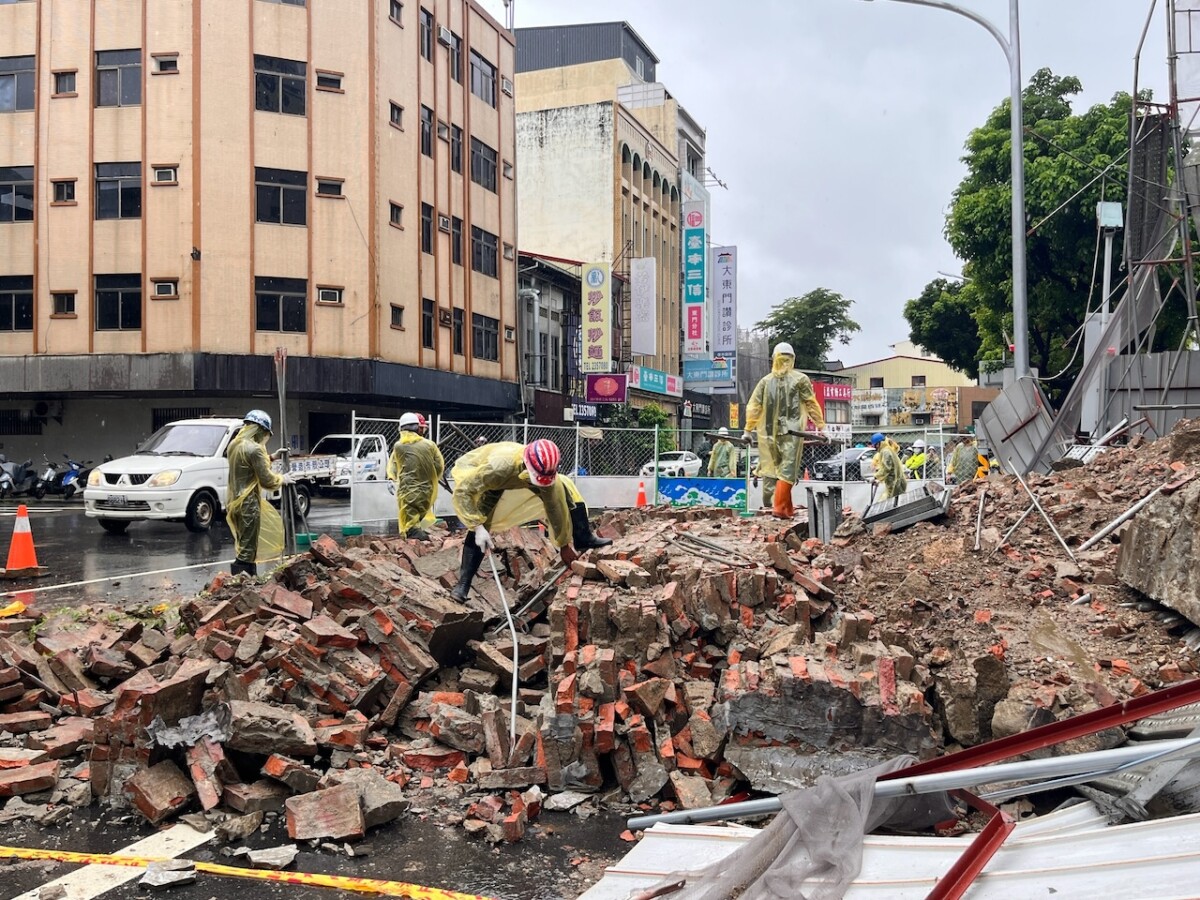 台南國定古蹟大東門側牆突崩落　疑因連日大雨所致